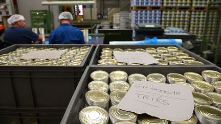 Des employ&eacute;s d'une usine &agrave; Massilly (Sa&ocirc;ne-et-Loire) travaillent sur une cha&icirc;ne de production de canettes contenant du bisph&eacute;nol A, en octobre 2012. (PHILIPPE DESMAZES / AFP)