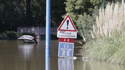 Une voiture abandonn&eacute;e et presque totalement submerg&eacute;e &agrave; Mandelieu, pr&egrave;s de l'autoroute. Les intemp&eacute;ries ont fait au moins 7 morts et 1 disparu dans cette commune, selon le bilan provisoire dimanche midi. ( ERIC GAILLARD / REUTERS)