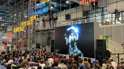 Des centaines de fans découvrent le clip du nouveau titre de Daft Punk en exclusivité au Centre Pompidou. (MARIANNE LEROUX)