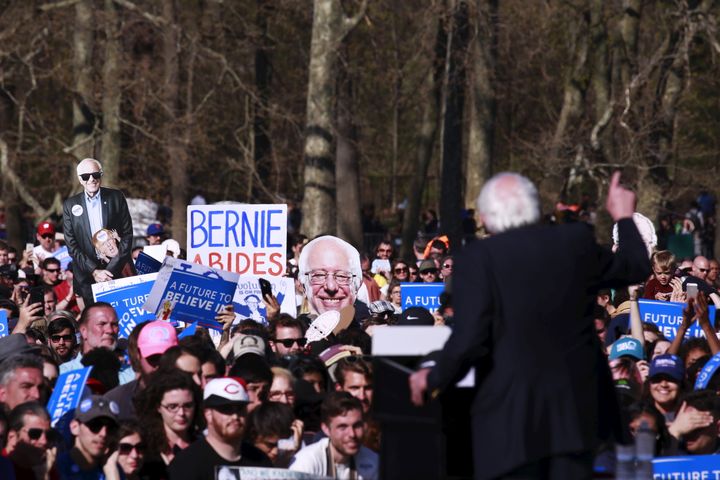 Bernie Sanders devant ses partisans, à Brookly, le 17 avril 2016.&nbsp; (LUCAS JACKSON / REUTERS)