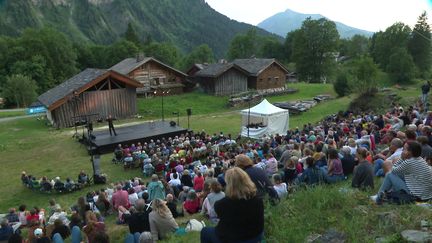 La quatrième édition du festival Théâtre dans les alpages se tient à Bionnassay (Haute-Savoie), jusqu'au 2 août 2024. (FRANCE 3 AURA)