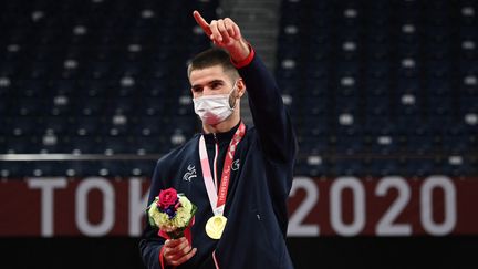 Le Français&nbsp;Lucas Mazur après avoir remporté l'or en simple hommes catégorie SL4 en para badminton aux Jeux paralympiques de Tokyo le 5 septembre 2021. (MIHO IKEYA / YOMIURI)