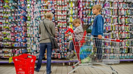 Une femme et ses enfants au rayon des fournitures scolaires d'un supermarch&eacute; &agrave; Lille (Nord), le 18 ao&ucirc;t 2014. (PHILIPPE HUGUEN / AFP)