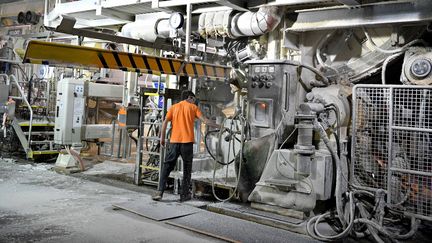 Un salarié de l'usine Essity de Gien (Loiret), le 16 novembre 2018. (MAXPPP)