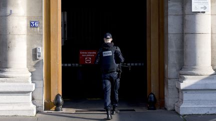 Un policier entre dans le si&egrave;ge de la PJ parisienne, le 6 f&eacute;vrier 2015.&nbsp; (KENZO TRIBOUILLARD / AFP)