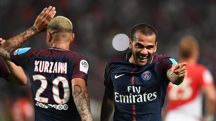 Dani Alves a réussi ses débuts avec le PSG en marquant et en délivrant une passe décisive lors de la victoire du PSG face à Monaco lors du Trophée des champions, samedi 29 juillet, à Tanger (Maroc).&nbsp; (FRANCK FIFE / AFP)