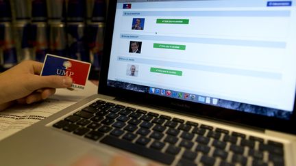 Un militant de l'UMP vote pour l'&eacute;lection du pr&eacute;sident du parti, &agrave; Boulogne-Billancourt, le 28 novembre 2014. (KENZO TRIBOUILLARD / AFP)