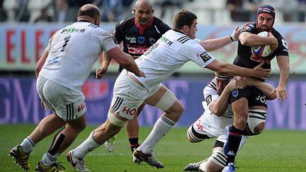 Le Grenoblois Jonathan Wisnewski balle en mains (JEAN-PIERRE CLATOT / AFP)