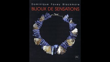 Si l&#039;ouvrage &quot;Bijoux de sensations&quot; se conjugue au pluriel, c&#039;est que le mot bijou ici est utilisé à double sens. Des bijoux, une fois portés, qui donnent la sensation pour la femme d&#039;être mise en valeur. Mais aussi les sensations que ce bijou va provoquer via le contact, le toucher et le regard...
 (Jorge Amat)