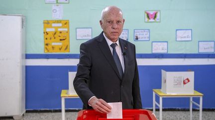 Le président tunisien Kais Saied dans un bureau de vote de la région de Tunis (Tunisie), le 17 décembre 2022. (PRESIDENCE TUNISIENNE / AFP)