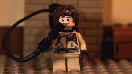 Le personnage de Dustin déguisé en Ghostbuster dans la vidéo en stop motion Lego de la saison 2 de "Sranger Things".
 (Bookshelf Productions)