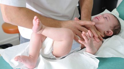 Une séance de kinésithérapie pour un enfant atteint de bronchiolite, à Saint-Etienne (Loire), le 7 janvier 2010. (MAXPPP)