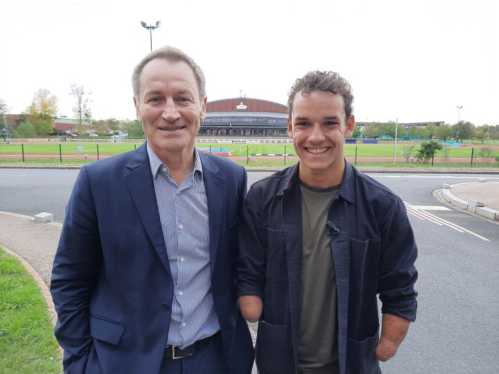 Théo Curin en compagnie de Fabien Canu, le directeur de l'Insep. (FABRICE RIGOBERT / FRANCE-INFO)