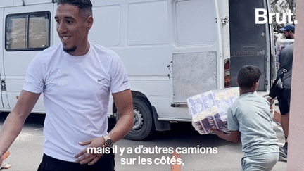 A la suite du tremblement de terre qui a touché le Maroc, la solidarité s’organise pour venir apporter des produits de première nécessité aux différents villages touchés par le séisme. Brut a suivi Kamel et son équipe de bénévoles. (Brut.)