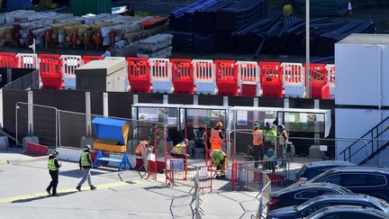 Des ouvriers du secteur de la construction, dans le sud de Londres. Le gouvernement a décrété que les constructions importantes doivent se poursuivre malgré le confinement. (JUSTIN TALLIS / AFP)