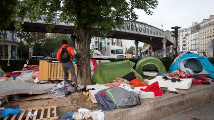 Un campement de migrants, avenue de Flandres, le 16 septembre 2016, dans le 19e arrondissement de Paris. (YANN BOHAC / CITIZENSIDE / AFP)