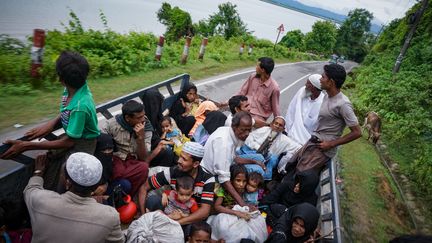 Des réfugiés rohingyas tentent de franchir la frontière entre la Birmanie et le Banglasdesh, le 10 septembre 2017. (MASFIQUR SOHAN / NURPHOTO)