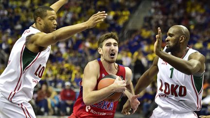 Nando De Colo dans la défense de Krasnodar (JOHN MACDOUGALL / AFP)