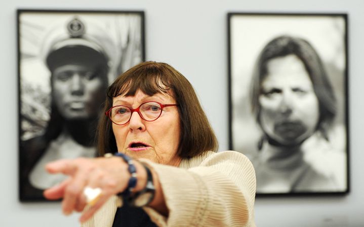 La&nbsp;photographe June Newton - Alice Springs, devant deux de ses photos lors de l'exposition "Alice Springs" en juin 2010 à Berlin. (JOHANNES EISELE / AFP)