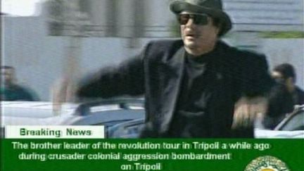 Mouammar Kadhafi, filmé par la télévision d'Etat, en tournée en voiture dans Tripoli le 14 avril 2011 (AFP - HO - LIBYAN TV)