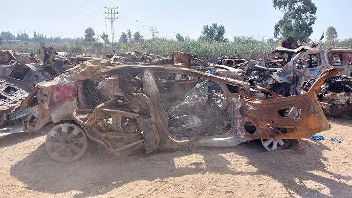 L'armée israélienne a rassemblée à quelques kilomètres de la frontière avec Gaza les carcasses des voitures calcinées lors de l'attaque du Hamas, le 7 octobre 2023. (THIBAULT LEFEVRE / FRANCEINFO / RADIO FRANCE)