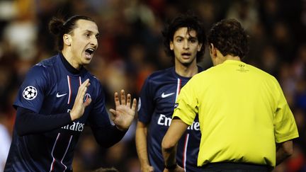 L'attaquant du PSG Zlatan Ibrahimovic s'explique avec l'arbitre de la rencontre Valence-PSG, le 12 f&eacute;vrier 2013 &agrave; Valence (Espagne). (JOSE JORDAN / AFP)