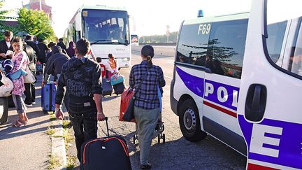 Des Roms montent dans un bus qui les conduit &agrave; l'a&eacute;roport de Lyon (Rh&ocirc;ne) o&ugrave; ils doivent embarquer &agrave; bord d'un avion &agrave; destination de Bucarest (Roumanie), le 9 ao&ucirc;t 2012. (MOUILLAUD RICHARD / MAXPPP)