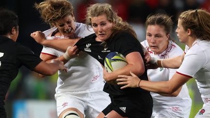 La Néo-Zélandaise Alana Bremmer prise dans la tenaille anglaise lors de la finale de la Coupe du monde de rugby, samedi 12 novembre à Auckland. (MICHAEL BRADLEY / AFP)