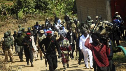 Des forces de s&eacute;curit&eacute; se dirigent vers le lieu d'un attentat contre l'&eacute;glise de Jos (centre du Nigeria), le 25 d&eacute;cembre 2011. (REUTERS)