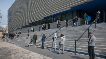 Les Marseillais sont nombreux à venir se faire dépister au CHU de la Timone qu'ils aient des symptomes ou non, le 22 mars 2020. (GILLES BADER / MAXPPP)