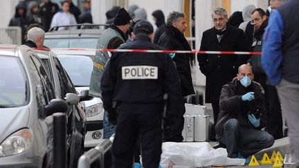 Des membres de la police scientifique proc&egrave;dent aux premi&egrave;res investigations sur la sc&egrave;ne de crime, le 22 d&eacute;cembre 2011 &agrave; la cit&eacute; de la Castellane &agrave; Marseille. (GERARD JULIEN / AFP PHOTO)