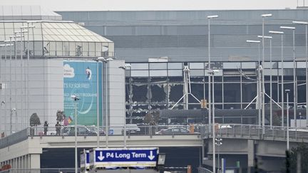 La façade de l'aéroport de Bruxelles, à Zaventem (Belgique), le 22 mars 2016, près le double-attentat suicide perpétré dans le hall des départs. (DIRK WAEM / BELGA / AFP)