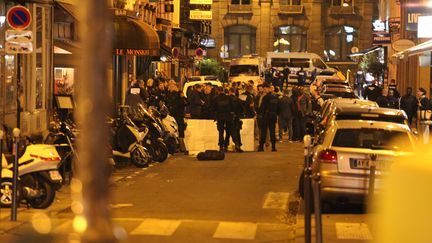 Des policiers après l'attentat au couteau survenu dans le quartier de l'Opéra, dans le 2e arrondissement de Paris, le 12 mai 2018.&nbsp; (NICOLAS JOUBERT / CROWDSPARK)