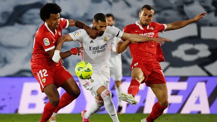 Karim Benzema et Jules Koundé lors du match entre le Real Madrid et Séville, le 9 mai 2021. (PIERRE-PHILIPPE MARCOU / AFP)