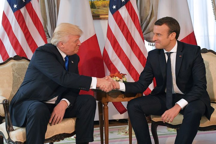 La poignée de main entre Donald Trump et Emmanuel Macron, le 25 mai 2017, à l'occasion d'une réunion de l'Otan à Bruxelles (Belgique). (MANDEL NGAN / AFP)