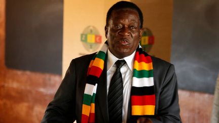 Le président zimbabwéen Emmerson Mnangagwa en train de voter le 30 juillet 2018. (REUTERS/Philimon Bulawayo)