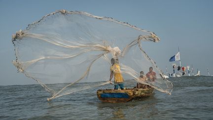 La ressource halieutique, passée de 420 000 tonnes en 1999 à moins de la moitié en 2014, est menacée au Ghana. Aussi le pays se tourne vers l'eau douce pour nourrir une population dont le poisson assure la moitié de l'apport en protéine animale. (NATALIJA GORMALOVA / AFP)