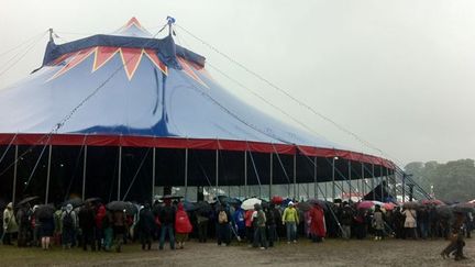 Les parapluies sont de sortie pour le 3e jour de Solidays 2012.
 (Laure Narlian / FTV)