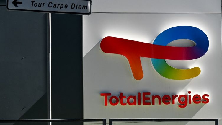 The logo of the TotalEnergies company, in Courbevoie (Hauts-de-Seine), April 19, 2023. (ERIC BERACASSAT / HANS LUCAS / AFP)