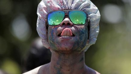 Un jeune homme participe &agrave; une "bataille de peinture" ("paint war") &agrave; Brasilia (Br&eacute;sil), le 17 mars 2013. (UESLEI MARCELINO / REUTERS)