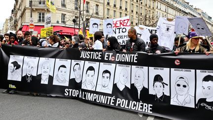 Les familles de victimes de violences policières présumées, en tête de la marche organisée le 19 mars 2017 à Paris. (ANTHONY DEPERRAZ / CITIZENSIDE / AFP)