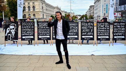 Dominik Wlazny, alias Marco Pogo, candidat du Parti de la bière à la présidentielle en Autriche, le 9 septembre à Vienne. (JOE KLAMAR / AFP)