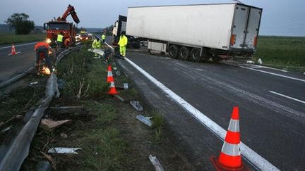 Après l'accident qui a fait 7 morts le 28 avril sur l'autoroute A 10 à Marcillac (Gironde) (AFP - NICOLAS TUCAT)