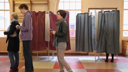 Une fils d'attente pour déposer son vote dans une urne. (SEAN GALLUP / GETTY IMAGES EUROPE)