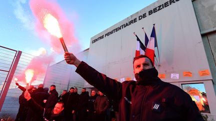 Des surveillants de prisons manifestent, à Béziers (Hérault), mardi 23 janvier 2018.&nbsp;&nbsp; (PASCAL GUYOT / AFP)