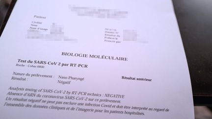 Ces documents attestant d'un résultat négatif à un test PCR sont facilement falsifiables par des faussaires, qui vendent à des touristes venus de l'étranger ces précieux sésames pour entrer sur le territoire français. (ROLAND MACRI / MAXPPP)