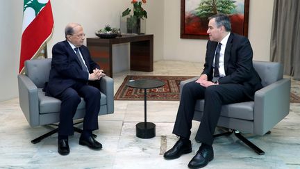 Le président libanais Michel Aoun et le Premier ministre, Moustapha Adib, lors d'un entretien au palais présidentiel à Beyrouth (Liban), le 17 septembre 2020.&nbsp; (DALATI AND NOHRA / AFP)