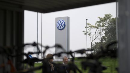 Des employ&eacute;s devant le si&egrave;ge de Volkswagen &agrave; Wolfsburg (Allemagne), le 7 octobre 2015. (AXEL SCHMIDT / REUTERS)