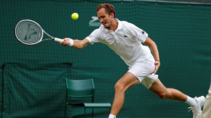 Daniil Medvedev face à Marin Cilic lors du 3e tour de Wimbledon, le 3 juillet 2021. (ADRIAN DENNIS / AFP)