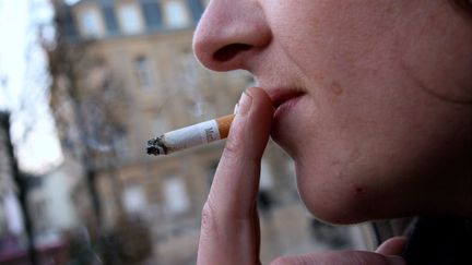 Une femme fume, à Thionville (Moselle), le 10 janvier 2019. (photo d'illustration)&nbsp; (JULIO PELAEZ / MAXPPP)